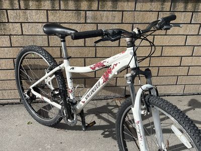 Specialized Myka Spirt women’s / girls Mtn bike w front shock 15” frame