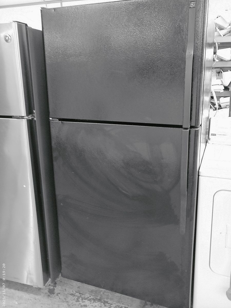 22 cf Top Freezer Refrigerator~90 Day Guarantee