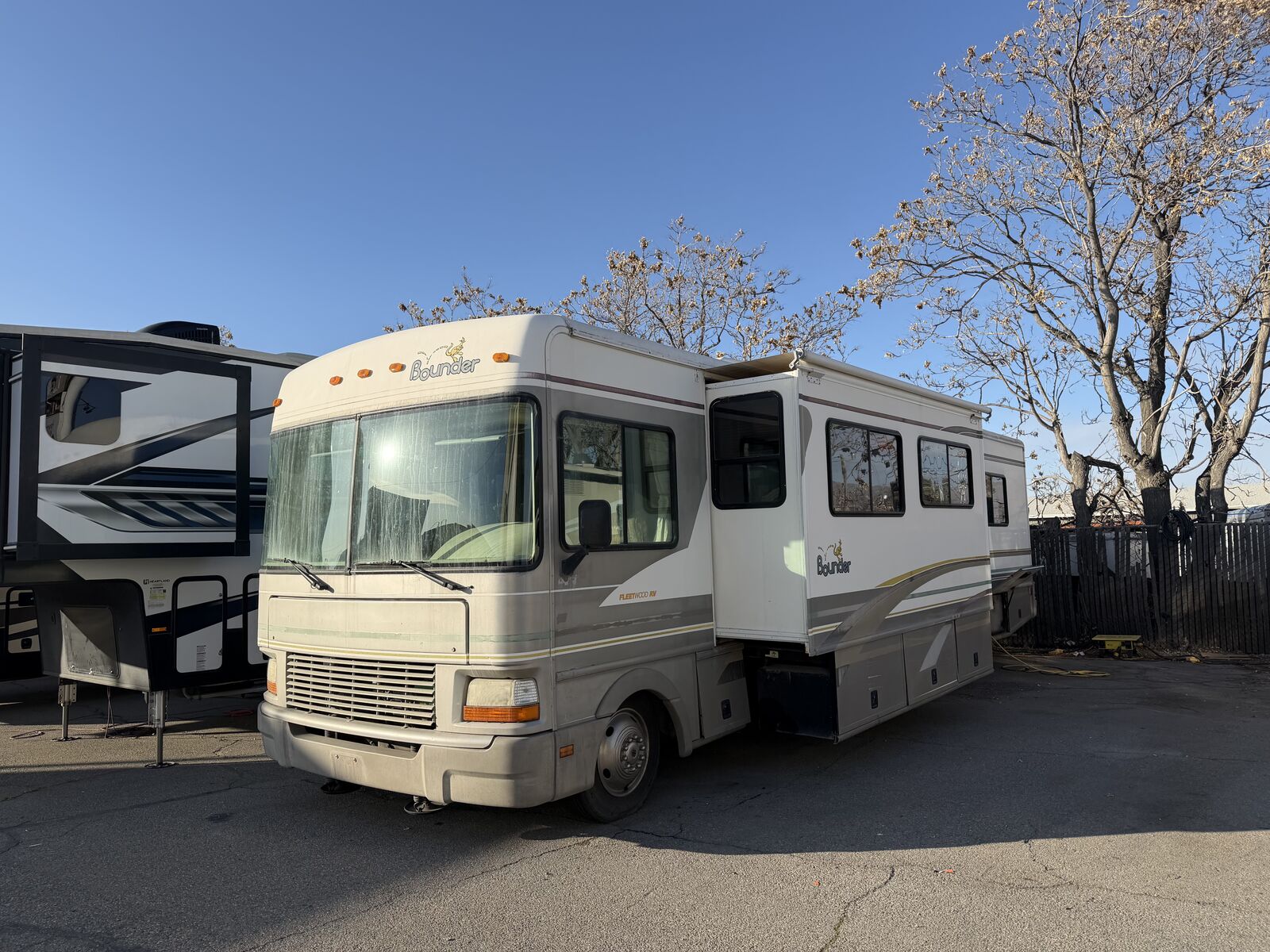 2000 Fleetwood Bounder 34D like =  Fleetwood Southwind, Bounder Classic Pace Arrow Flair