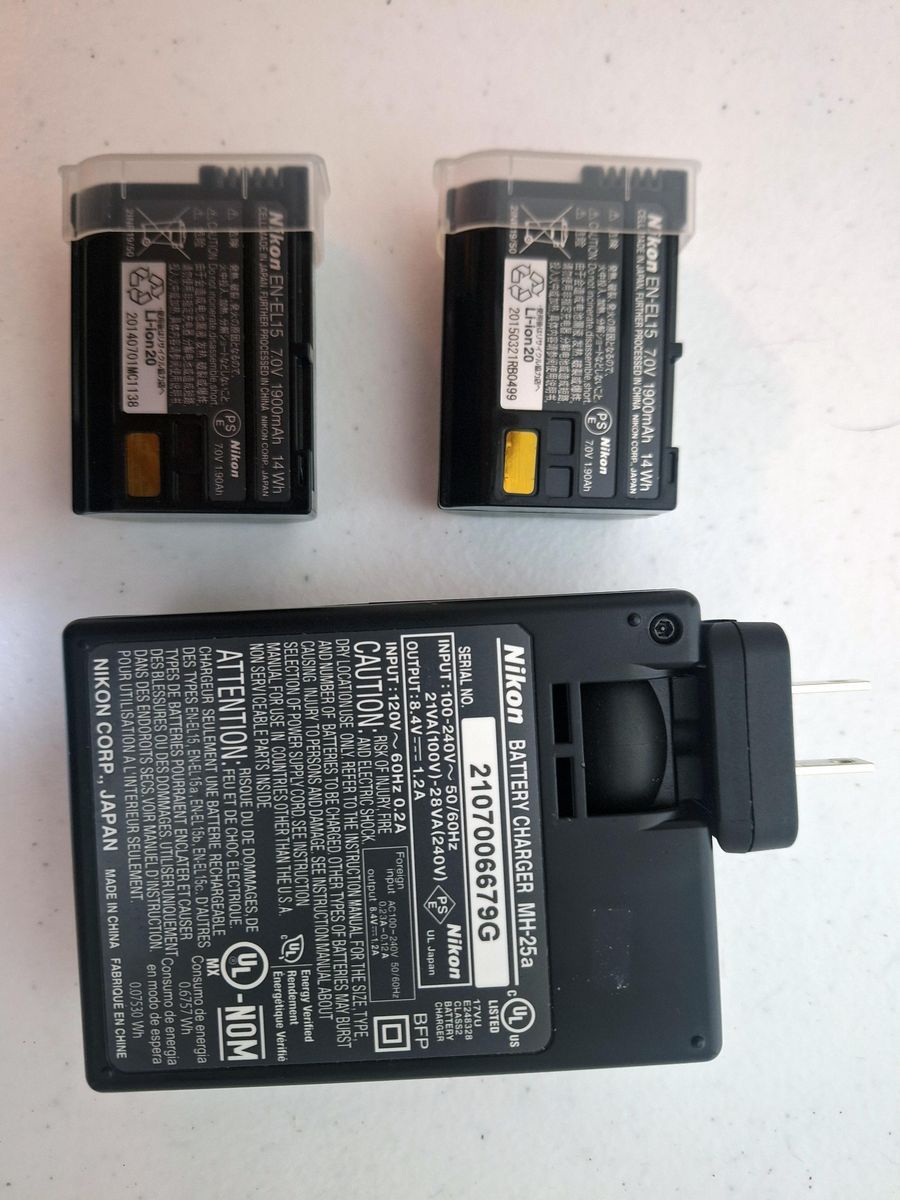 Nikon MH-25a charger +two EN-EL15 batteries