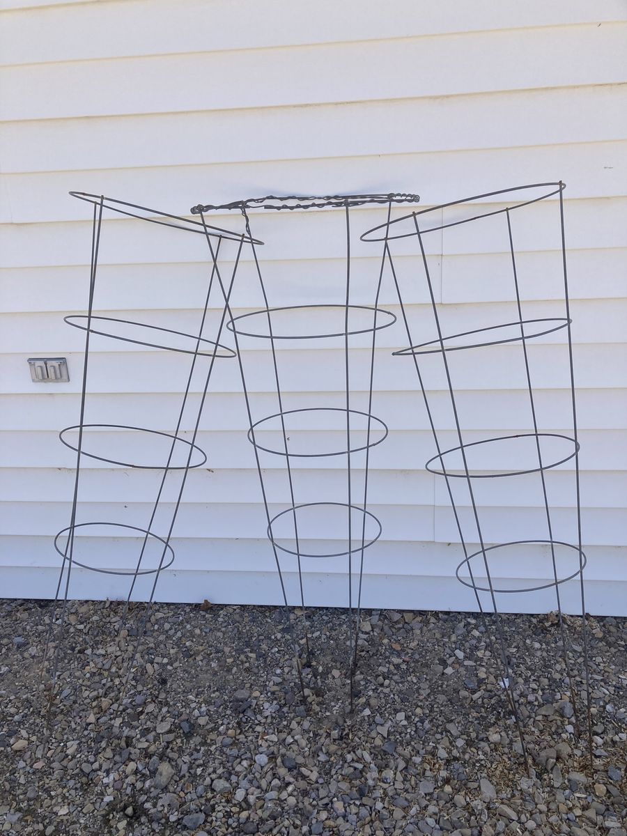 Heavy duty wire tomato cages