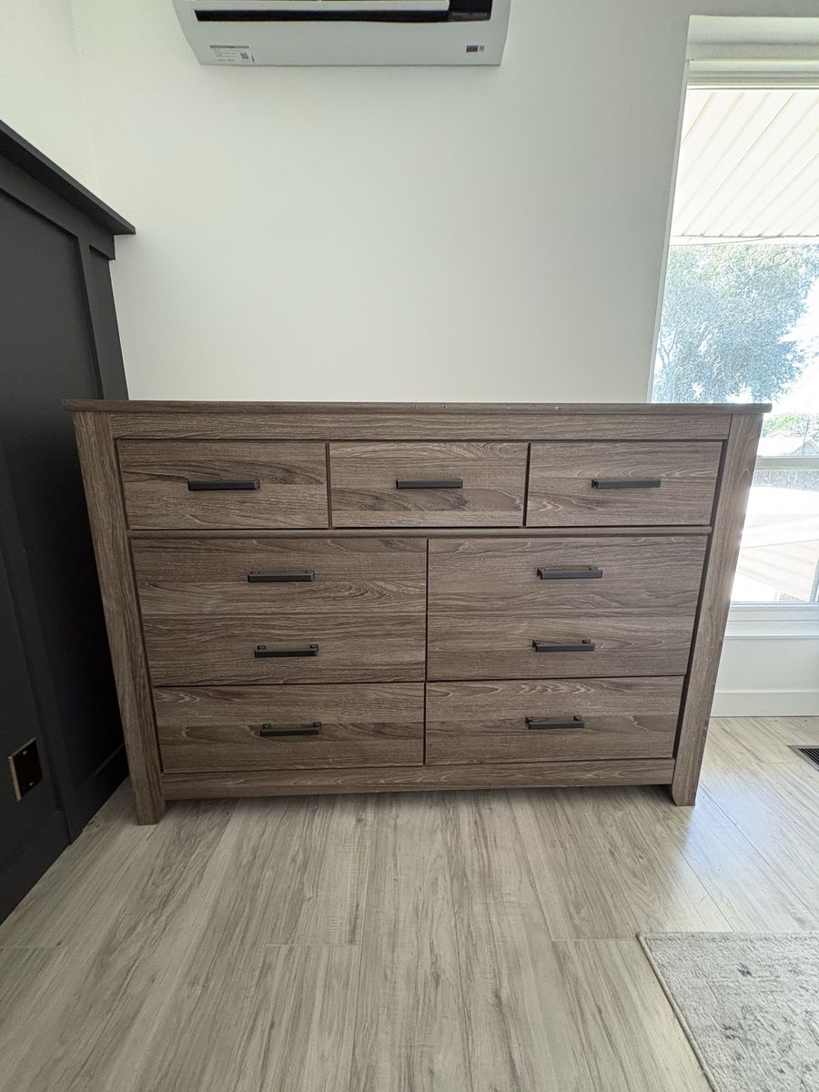 Ashley Furniture real wood 7-Drawer Dresser 