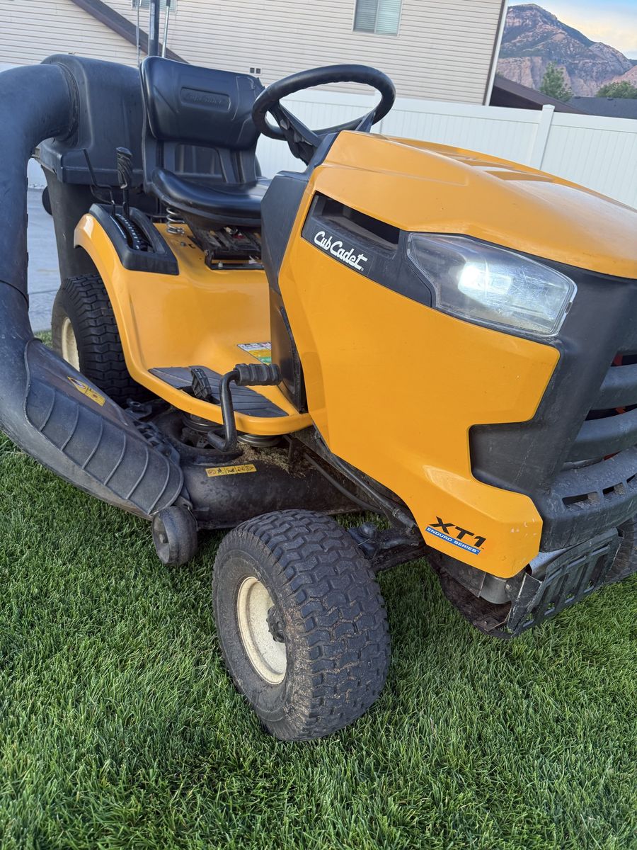 Cub Cadet XT1 Riding Lawnmower w / Bagger