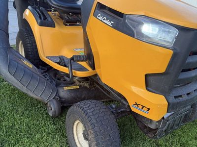 Cub Cadet XT1 Riding Lawnmower w / Bagger