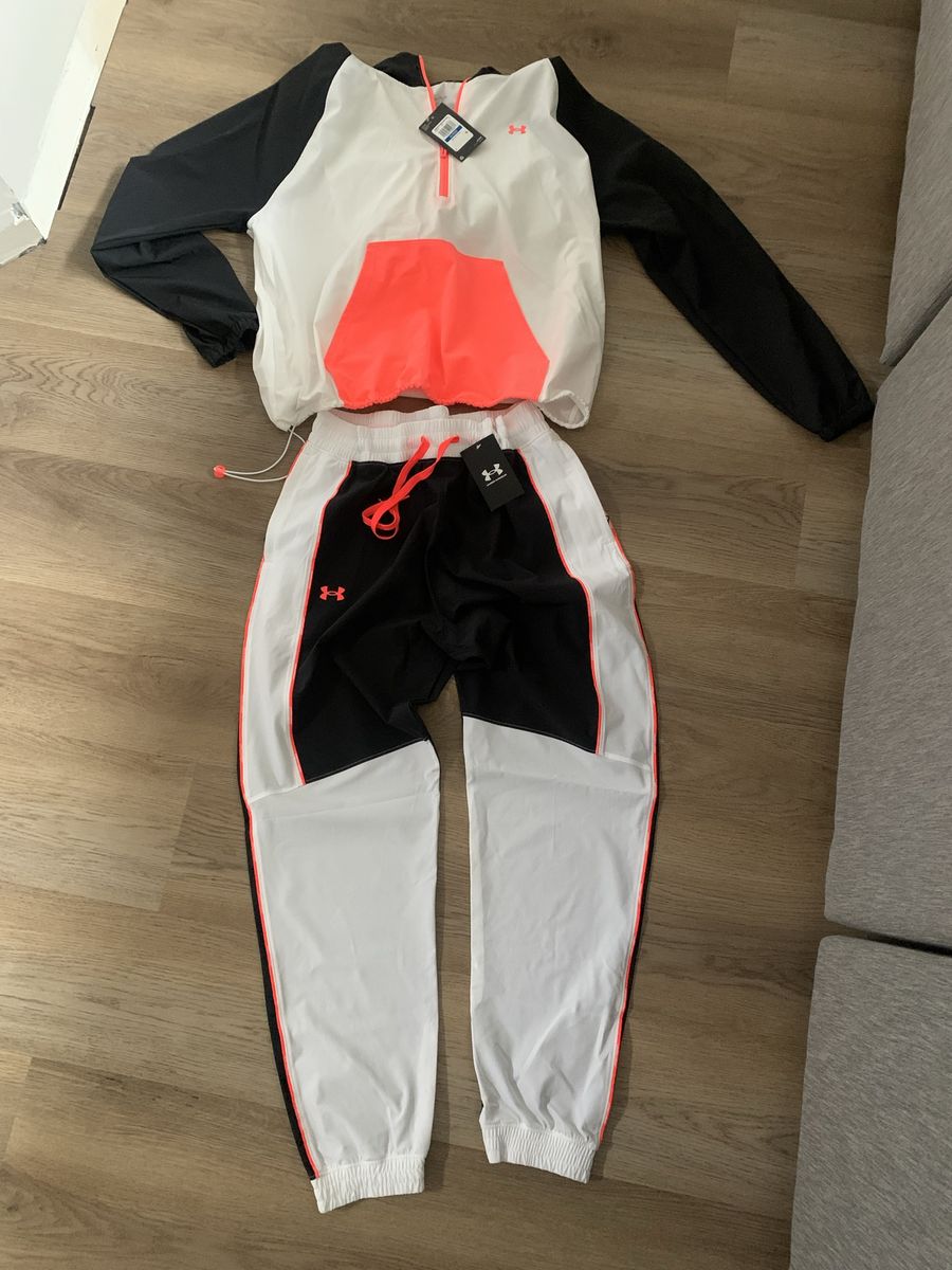 Under Armour two piece set top XL bottom medium.  Women’s but could be unisex
