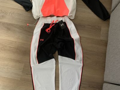 Under Armour two piece set top XL bottom medium. Women’s but could be unisex
