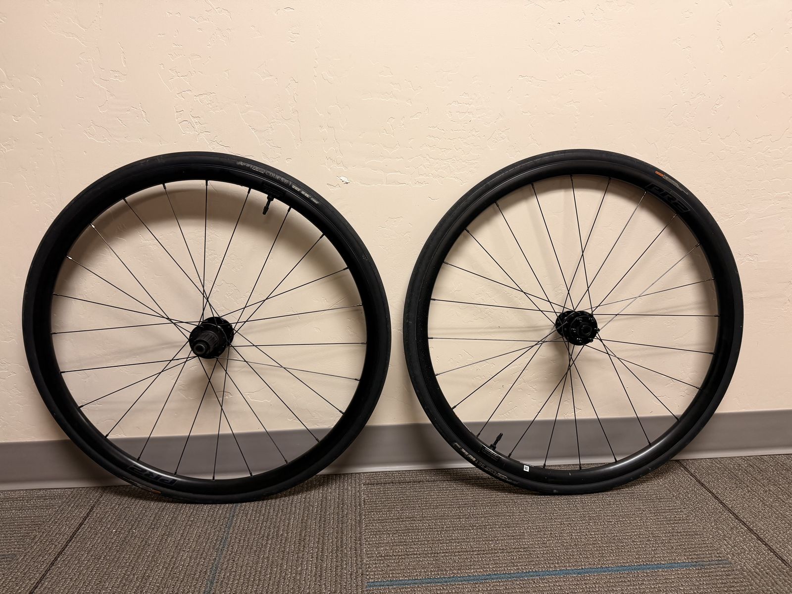 Giant PR2 Disc Aluminum Tubeless 700c Wheelset