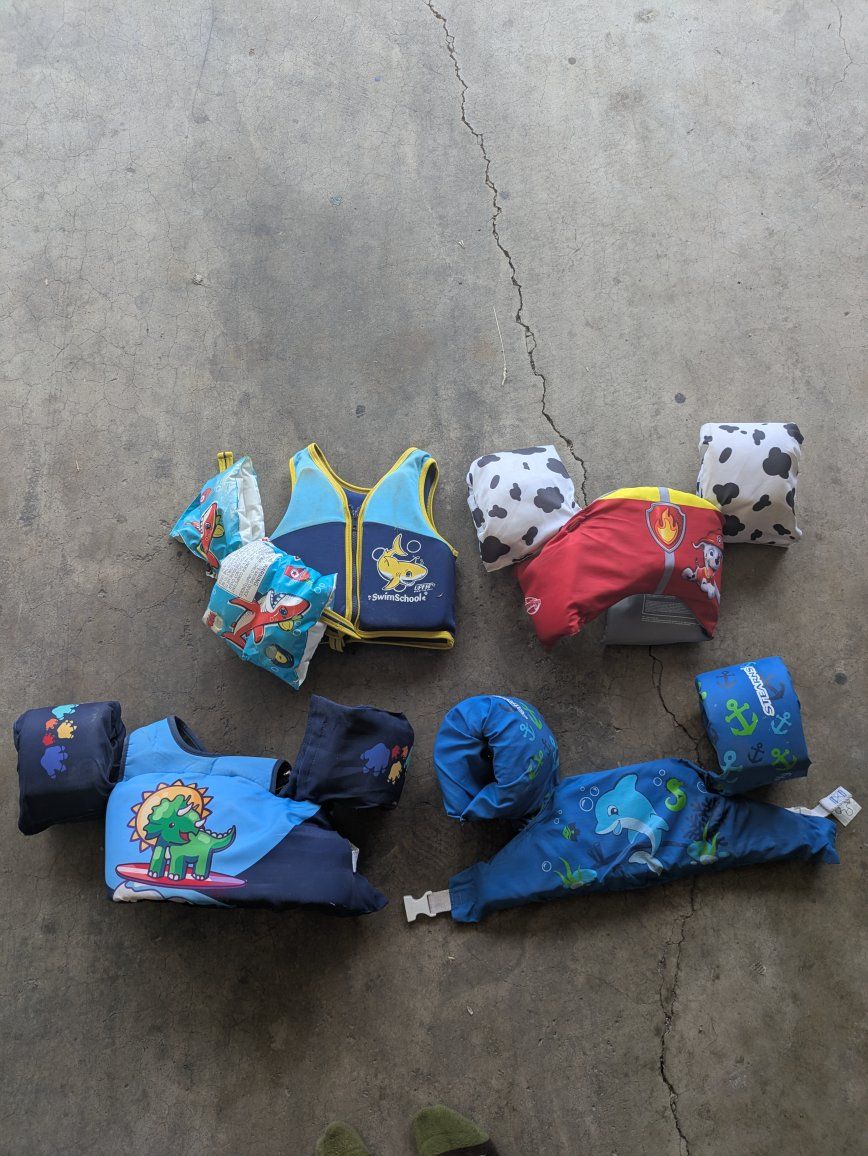 Children's Life Vests and Puddle Jumpers Lot of 4