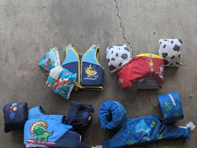 Children's Life Vests and Puddle Jumpers Lot of 4