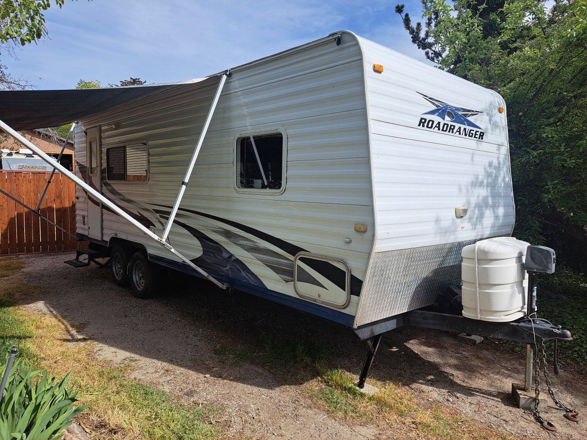 2011 Roadranger 25' slide out 