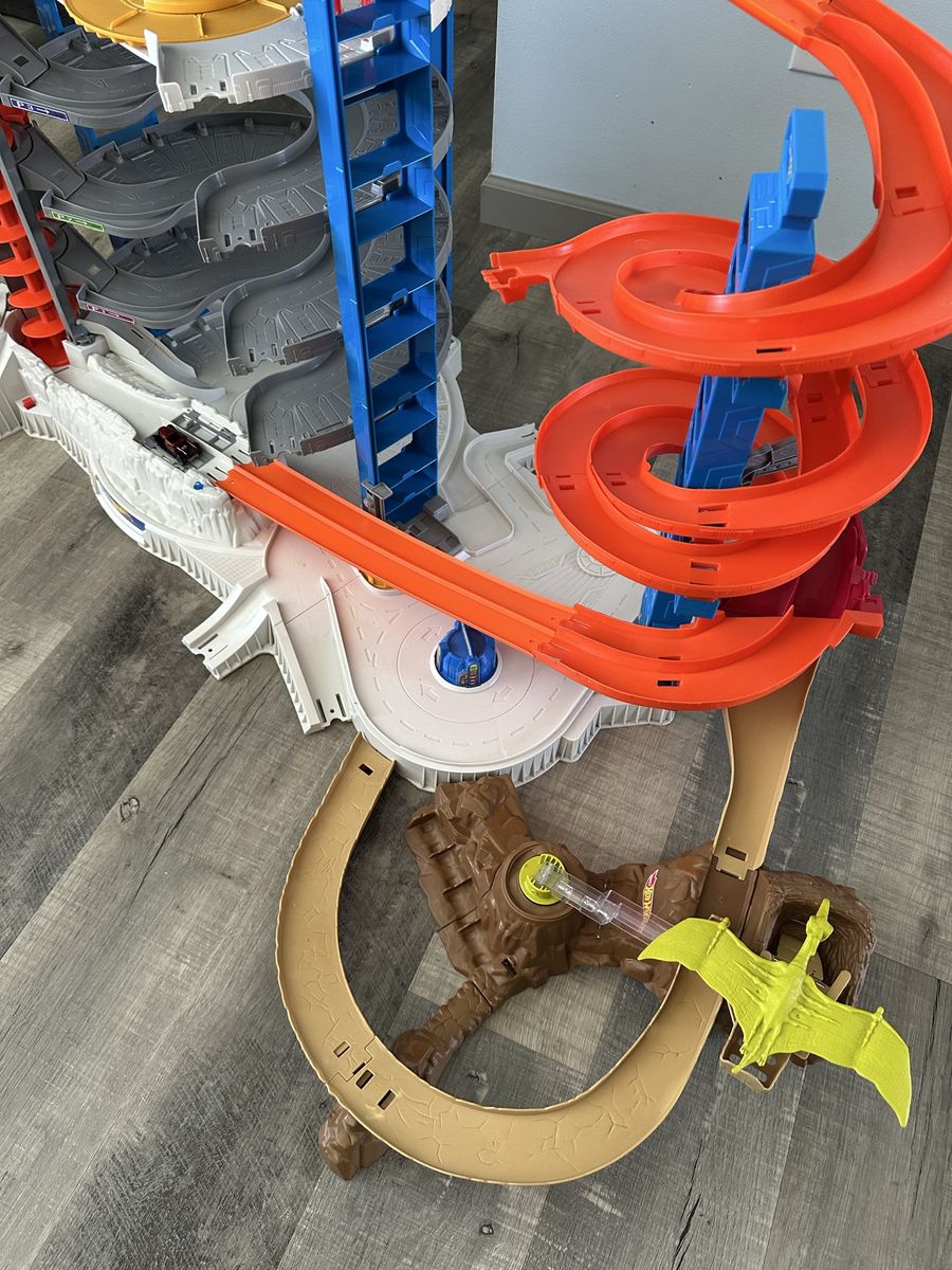 Hotwheels ultimate car garage