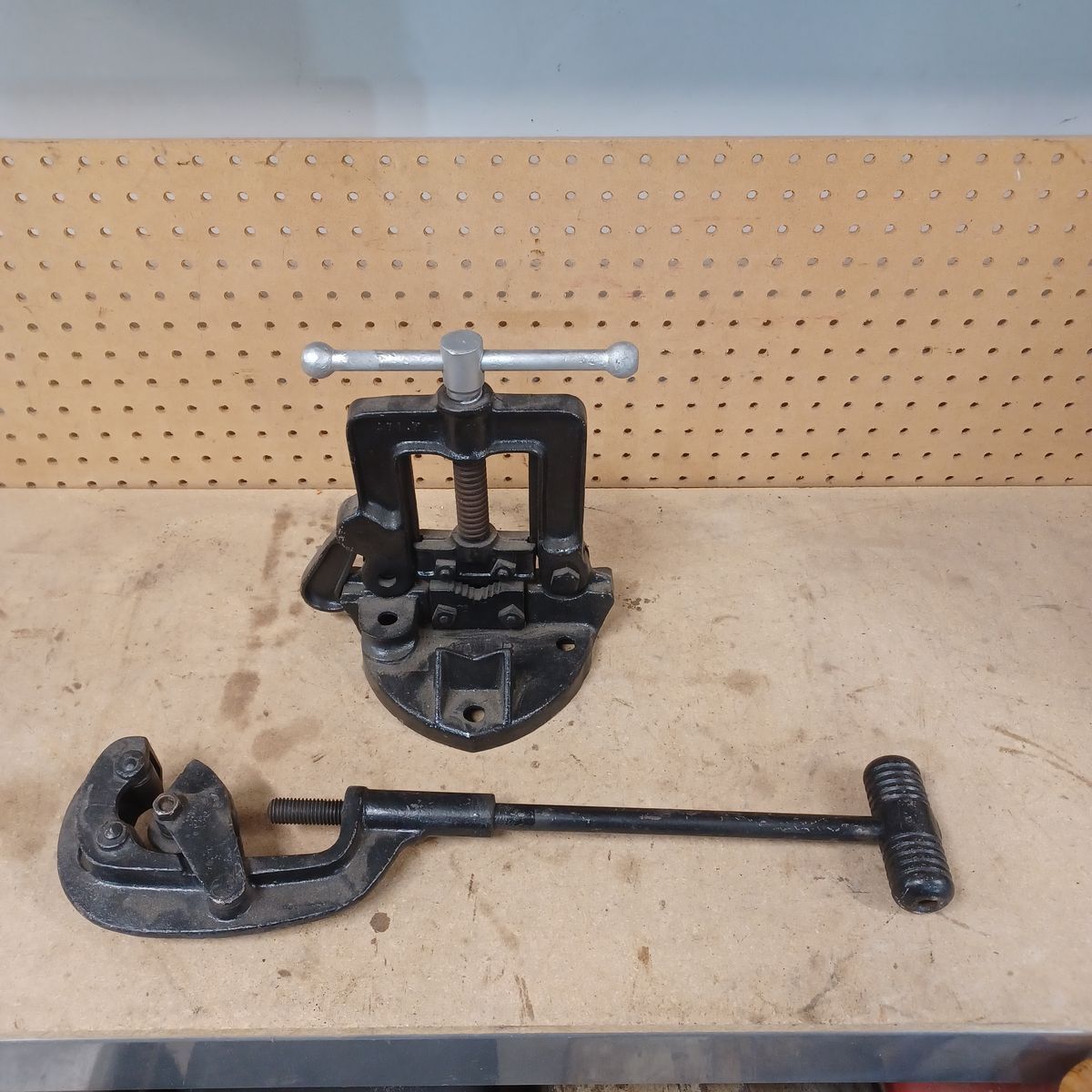 Pipe vise and cutter