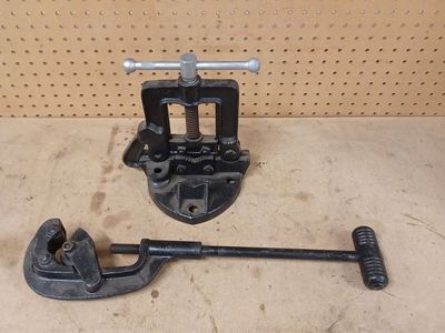 Pipe vise and cutter