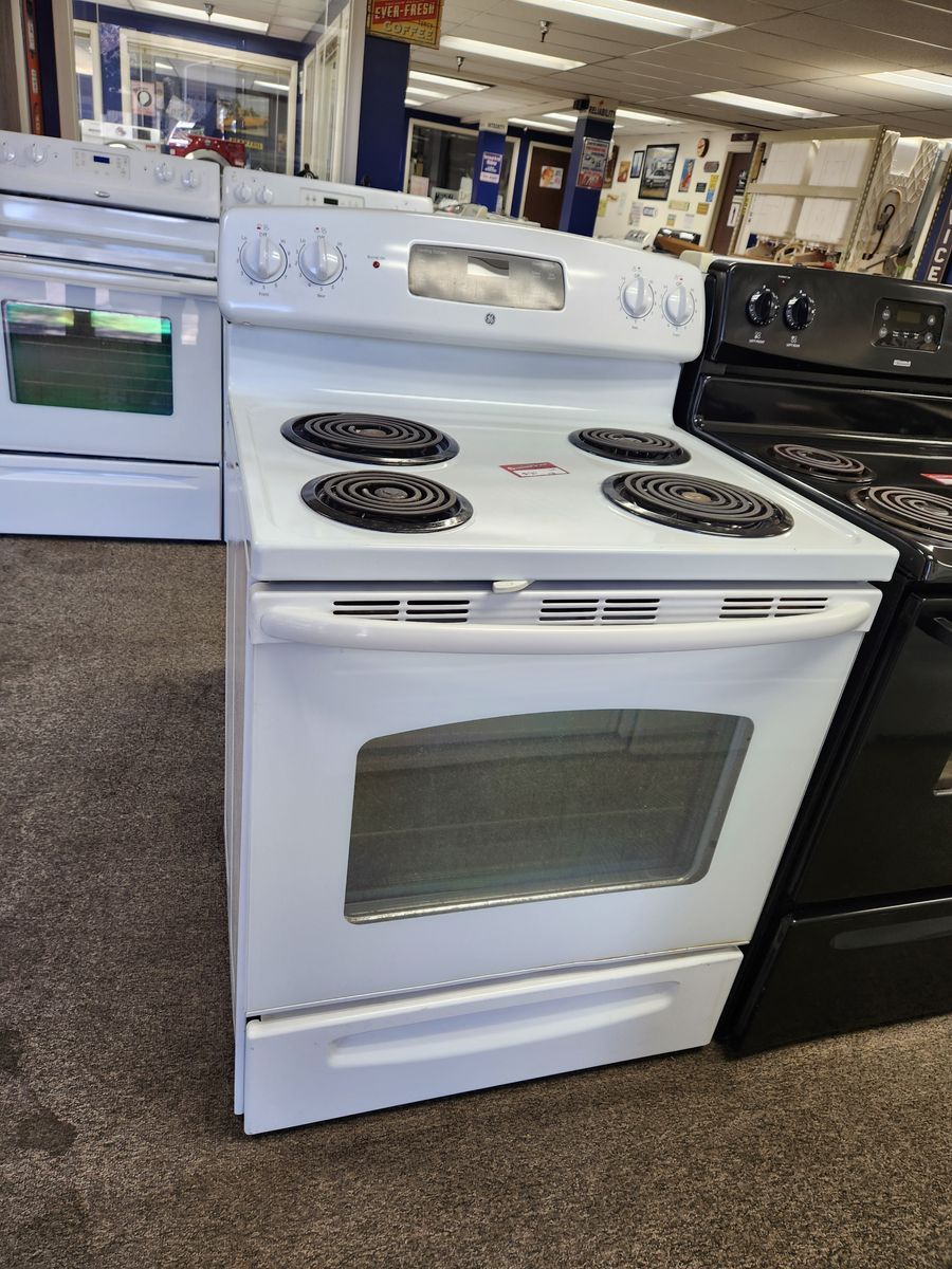 BEAUTIFUL GE COIL TOP RANGE! WITH A FULL WARRANTY
