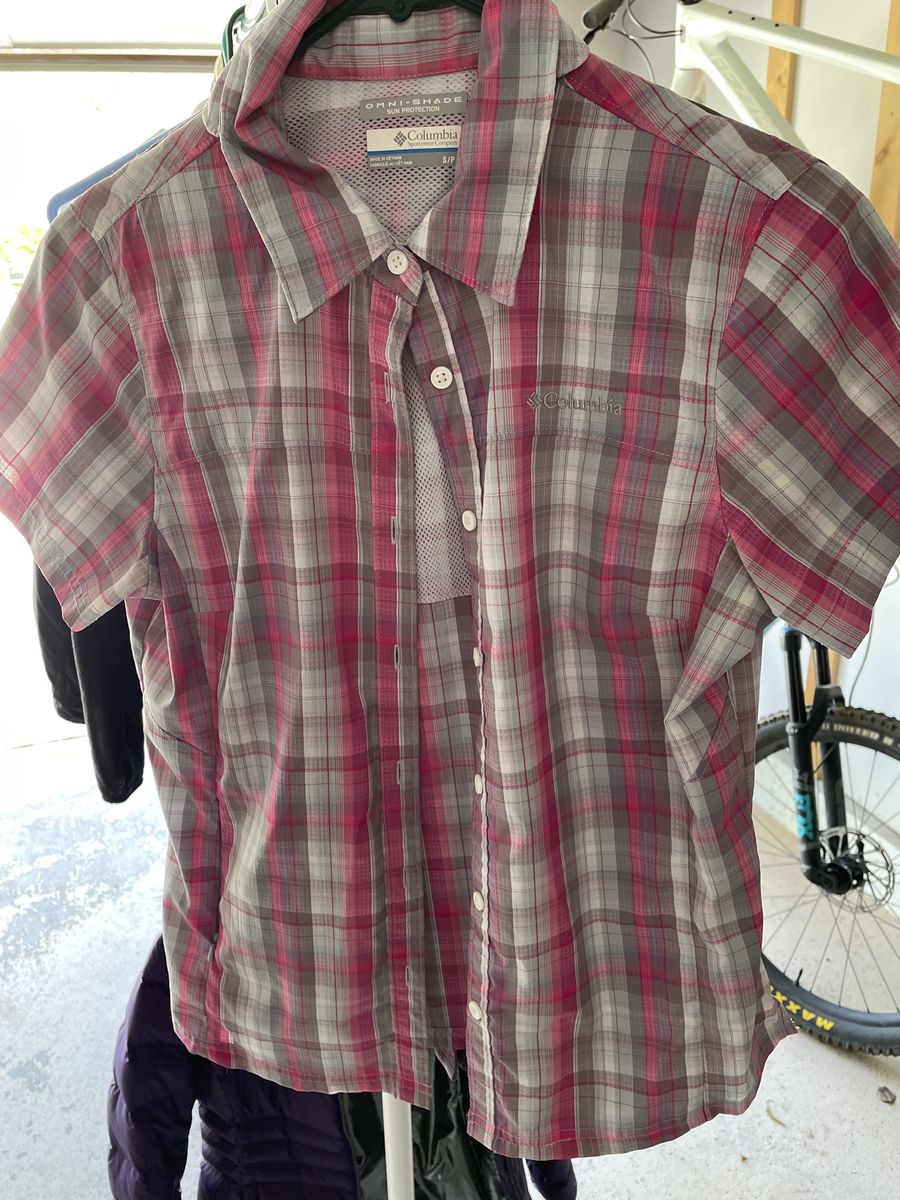 Columbia Women's Small Omni-Shade Plaid Short Sleeve Button-Up Shirt - Pink/Gray Sun Protection
