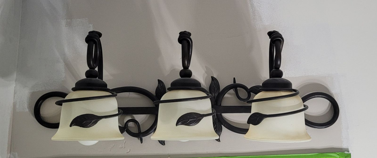 Bathroom Light fixture-works great