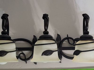 Bathroom Light fixture-works great