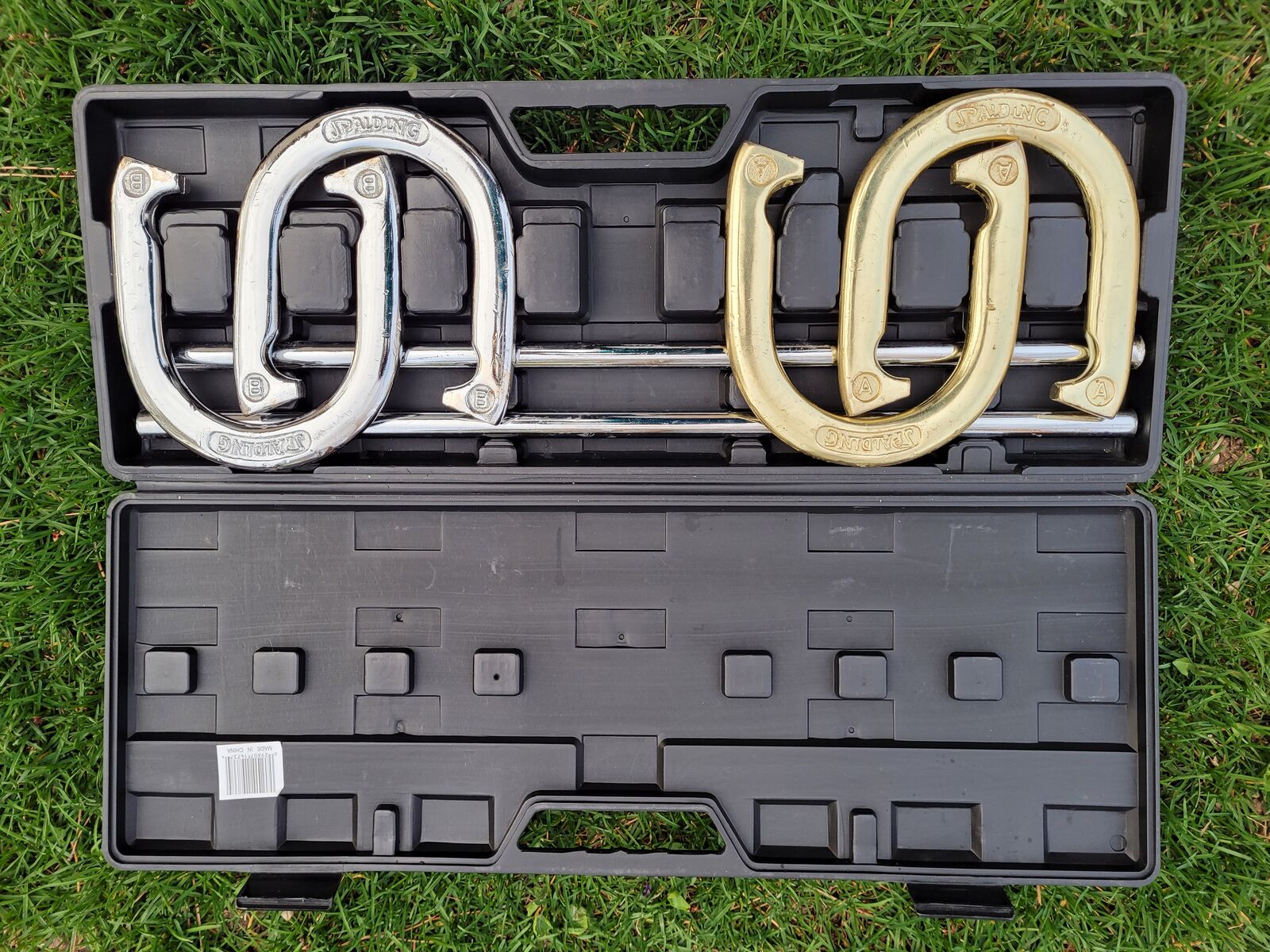 Like NEW Spalding Silver and Gold Horseshoe Set w/Case