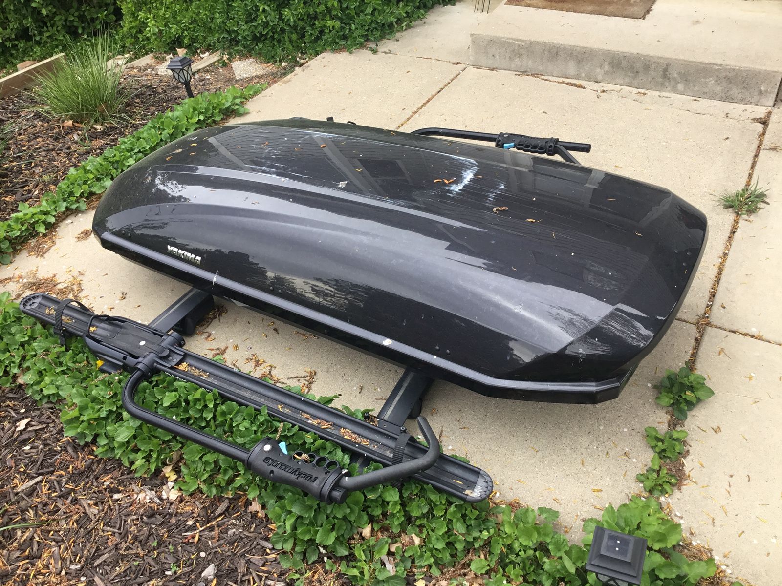 Yakima car carrier w/Rocky Mounts twin bike racks