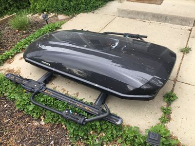 Yakima car carrier w/Rocky Mounts twin bike racks