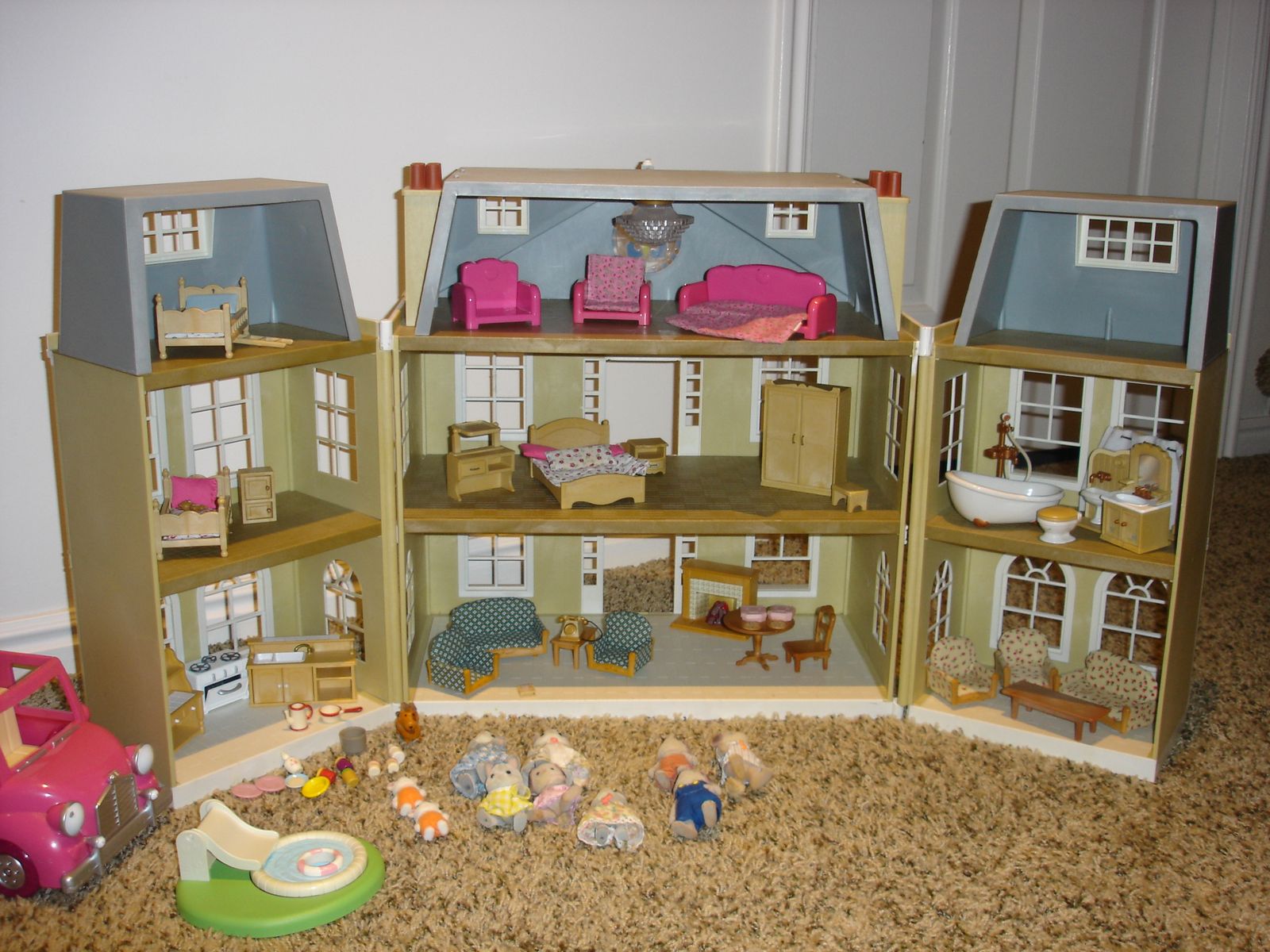 Calico Critters Cloverleaf Manor w/ Accessories – Adorable & Complete Set! Encourages creative and imaginative play