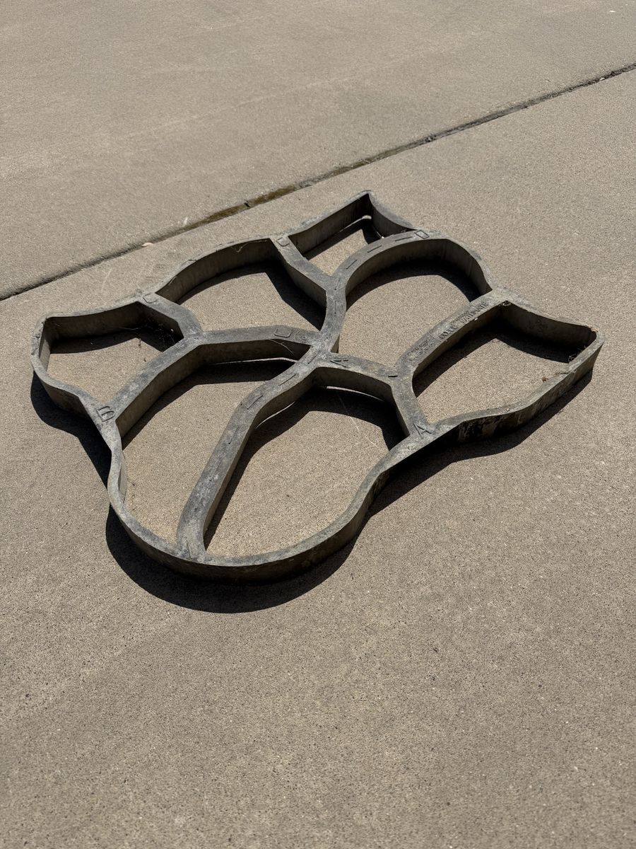 Concrete path form mold