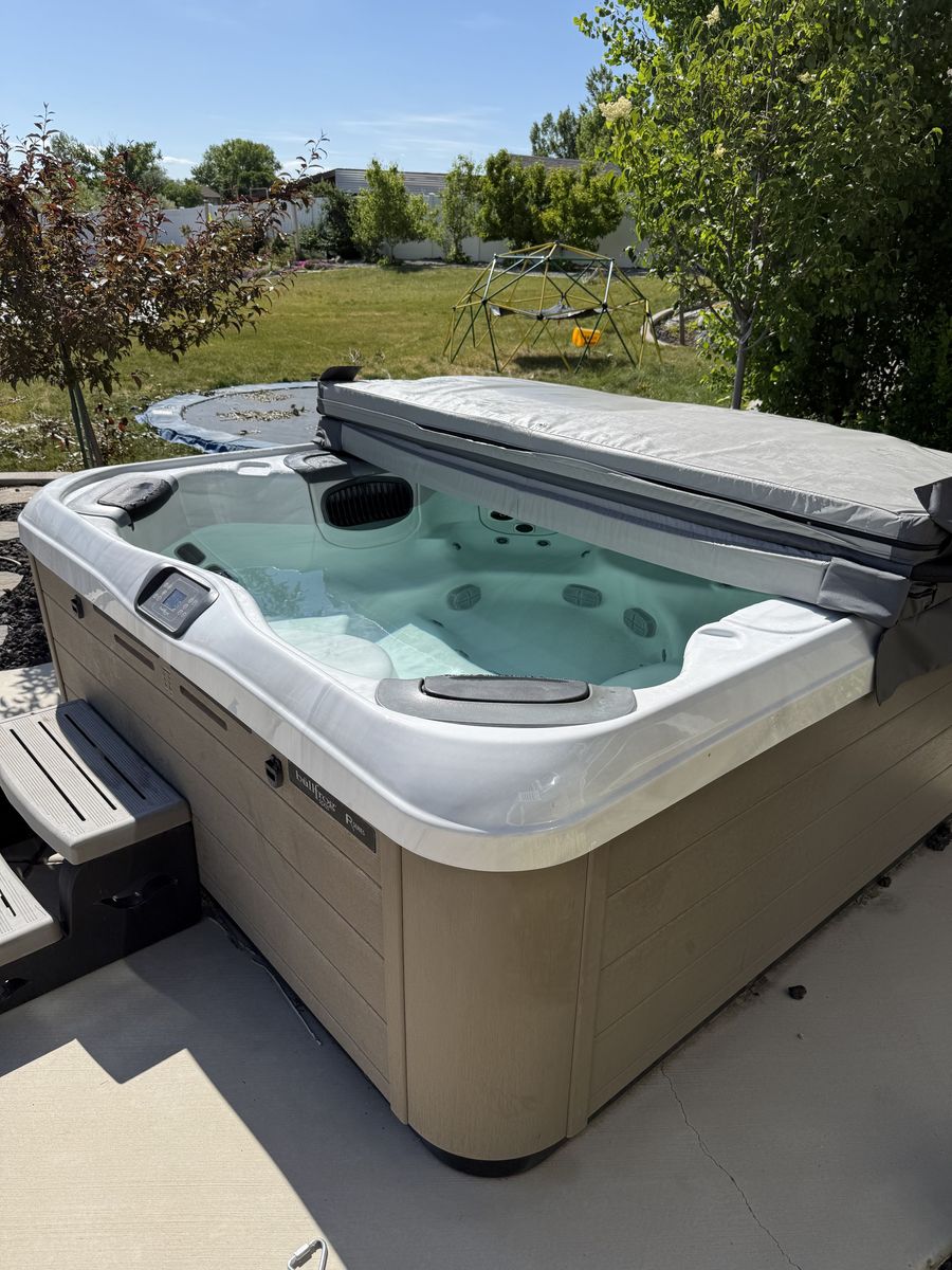 2022 Bullfrog Spa R-series