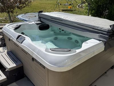 2022 Bullfrog Spa R-series