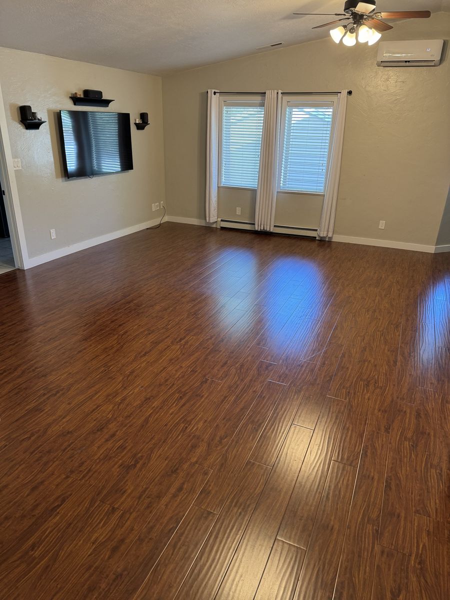 550-640 sq ft of Laminate flooring