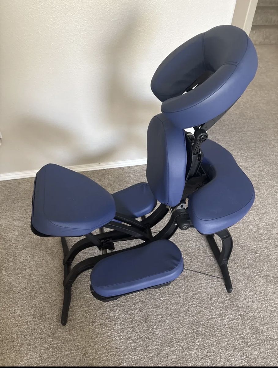 Earthlite portable massage chair with the wheeled carrying case