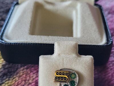 Pin with 14ct gold 3 Emeralds