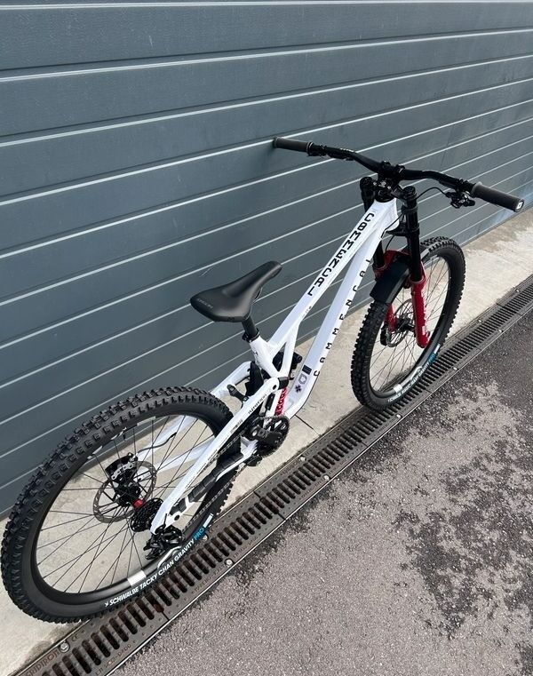 2025 Commencal Supreme DH V5 Team