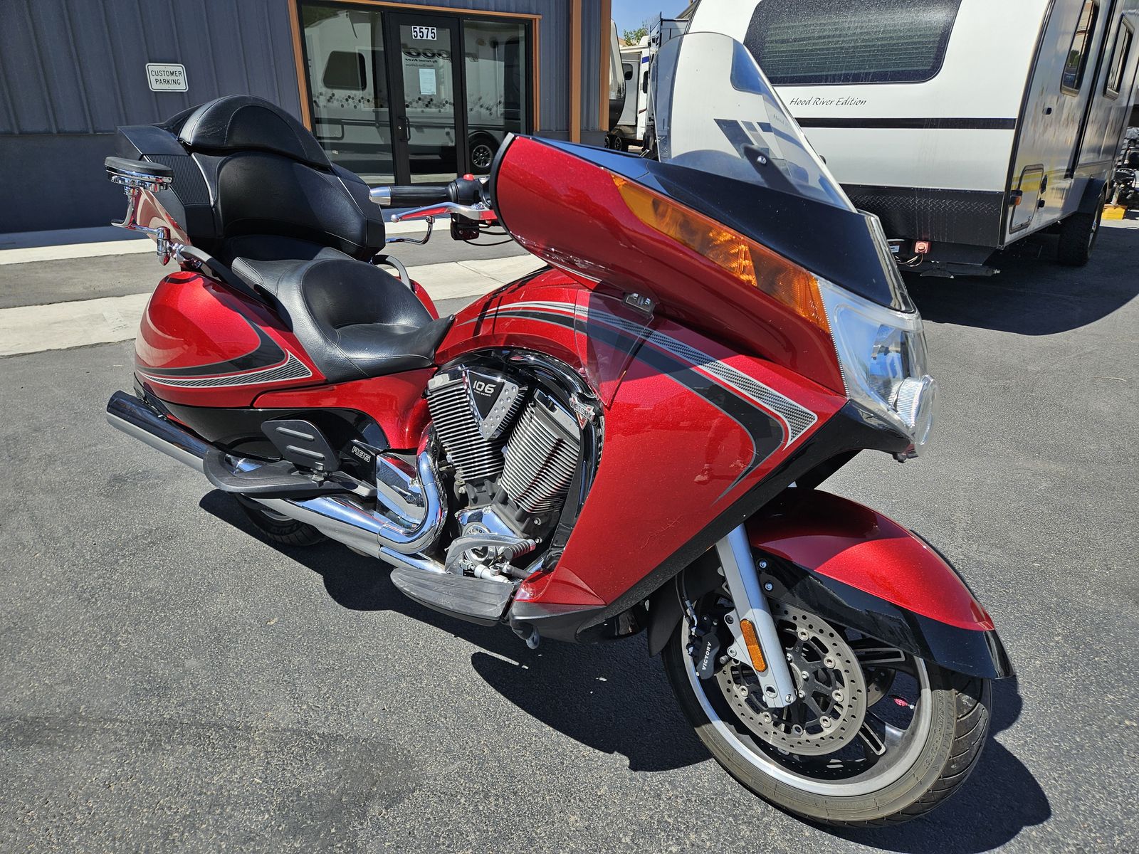 2013 Victory Vision Tour Premium Touring Motorcycle! Clean Title! 