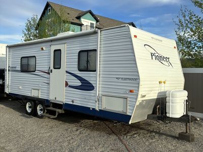 2005 Fleet wood pioneer camp trailer.
