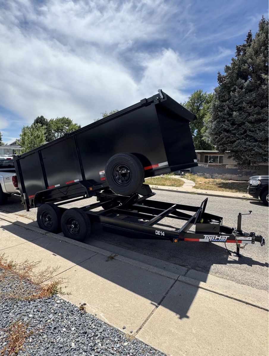 Top Hat DE14 Dump Trailer - Dual Axle, Black - Excellent Condition (7Wx14Lx4H).         Comes with pull over cover, & ramps.