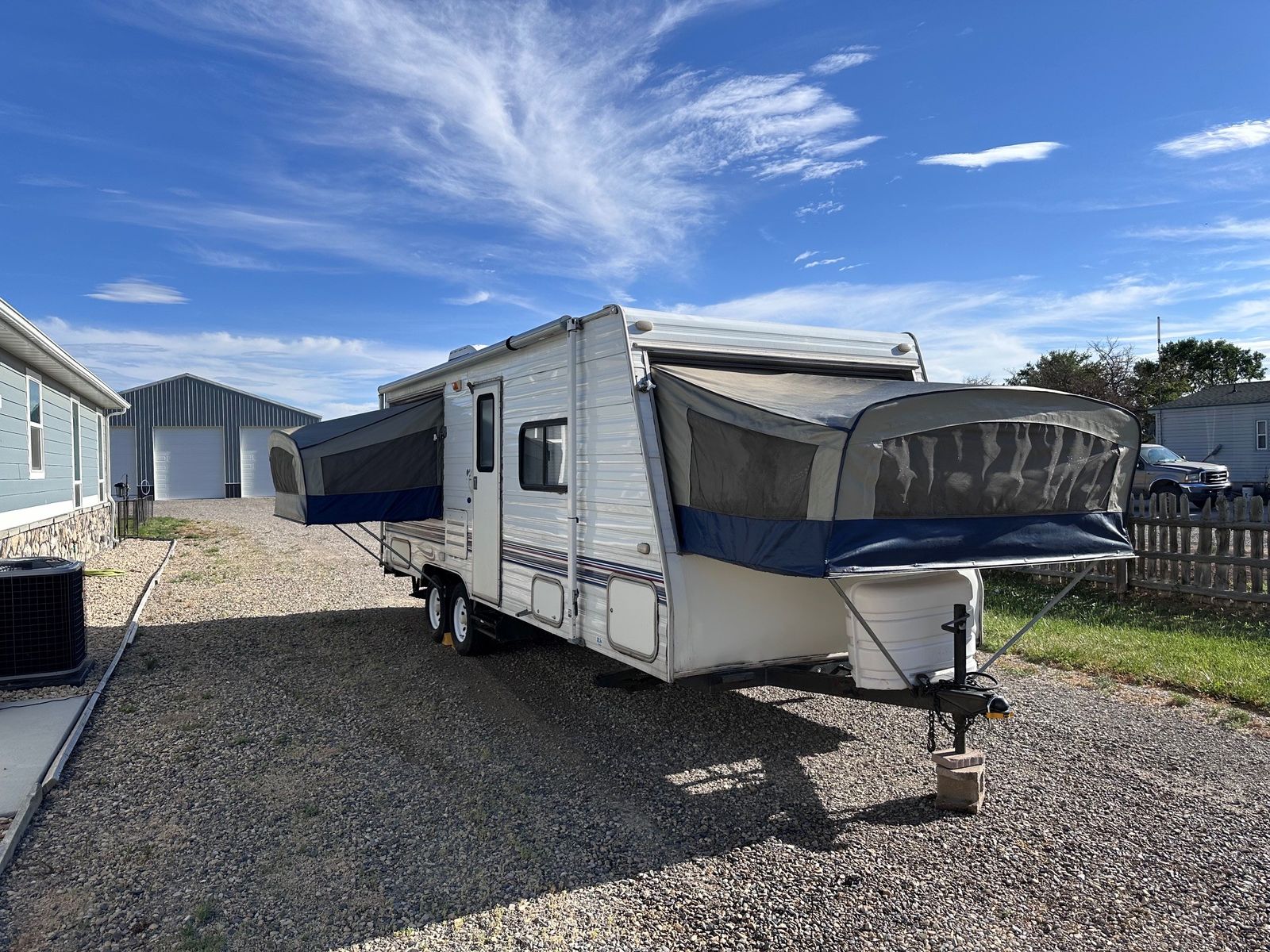RARE FIND!  3 POP-OUT beds on a hard shell trailer. THOR TAHOE LITE 18DT RV