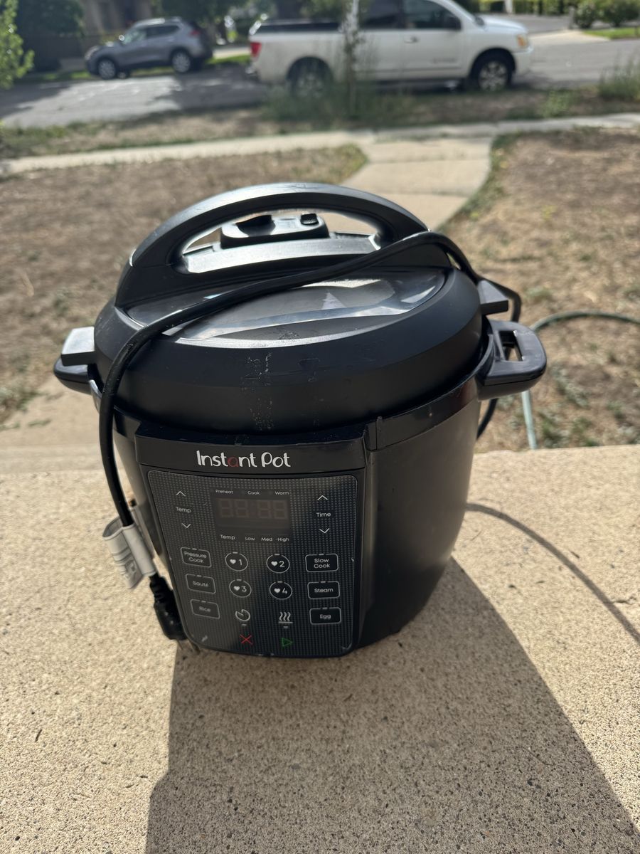 Instant Pot Multi-Use Pressure Cooker -6 Quart 