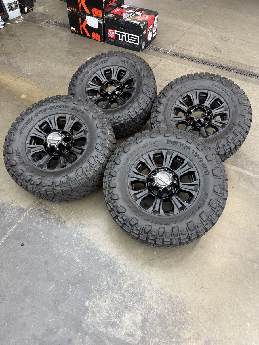 BRAND NEW 2022 f350 tremor OEM 18in wheels/ 35x12.50r18 Toyo r/t pro
