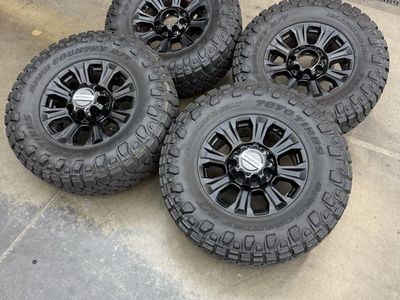 BRAND NEW 2022 f350 tremor OEM 18in wheels/ 35x12.50r18 Toyo r/t pro
