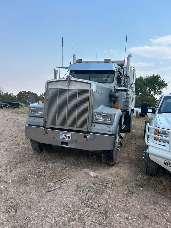 Kenworth 1986 Cummins motor 15 speed. $30,000.  Miles 366,504