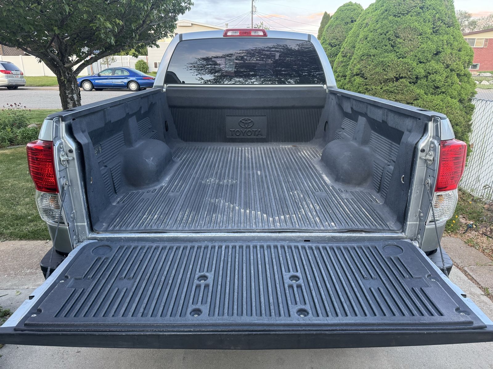2007-2013 Toyota tundra bed liner OEM