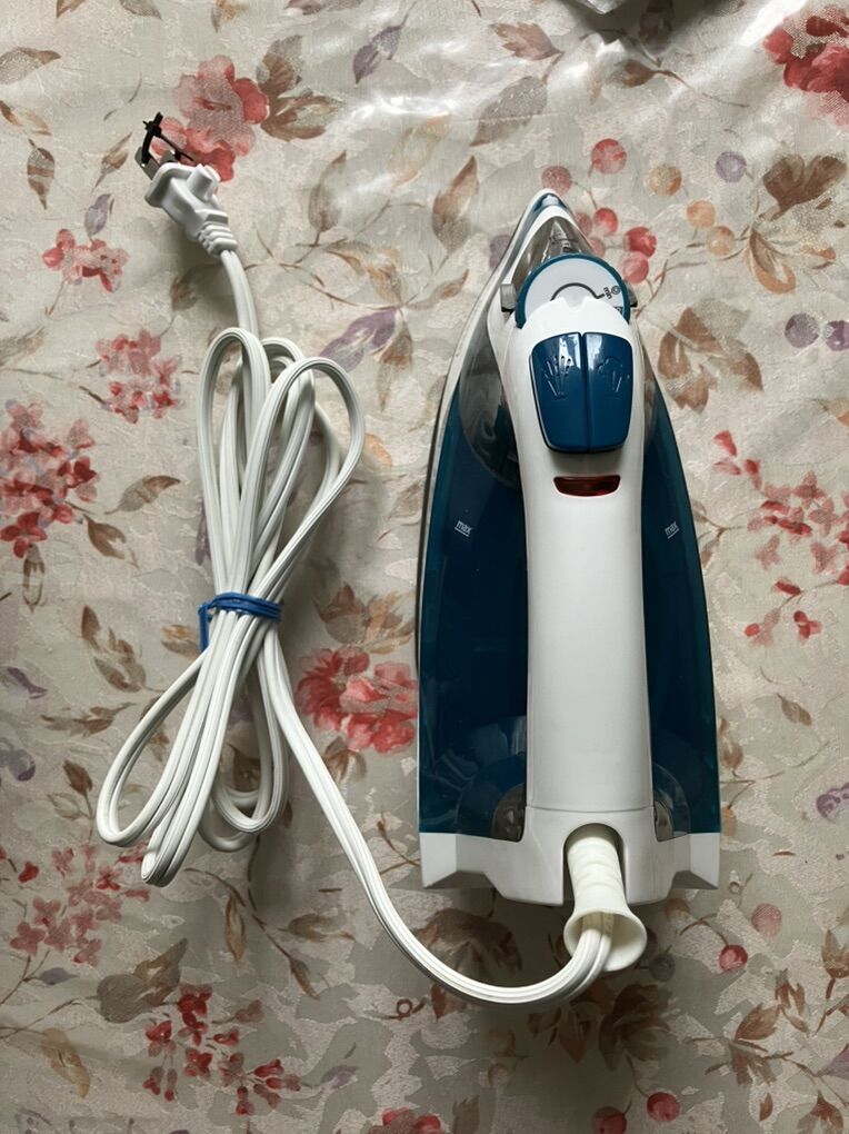 New Balck And Decker Steam Iron Light Silver Face