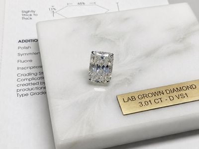 3.01 ct Radiant cut diamond IGI certified