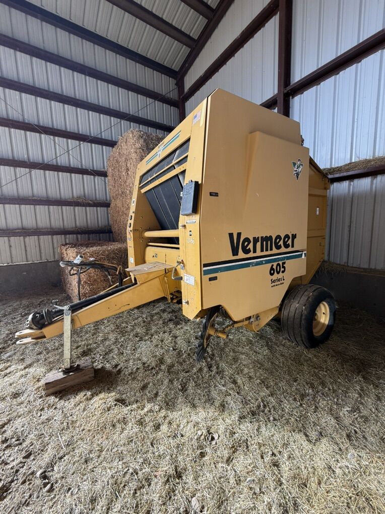 1999 605L Vermeer Round Baler
