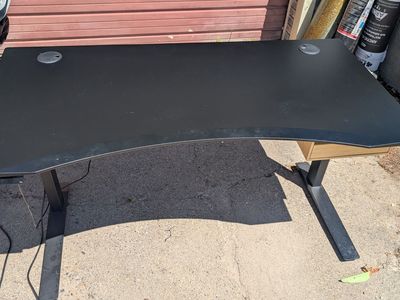 Fully standing desk 60x30. Black w/ countour