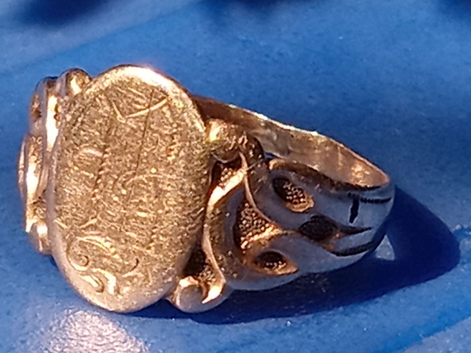 Antique Victorian 18 K rose  gold signet ring by