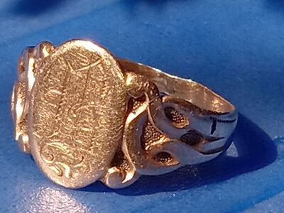 Antique Victorian 18 K rose gold signet ring by