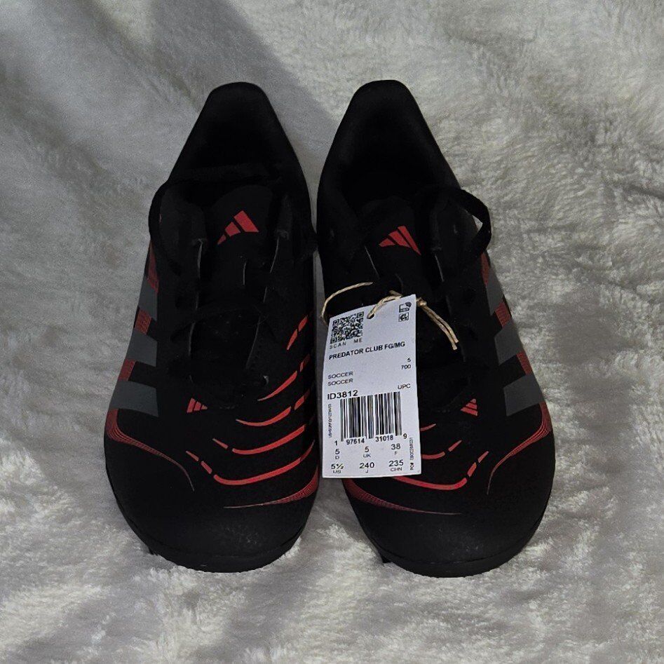 5.5 Adidas Predator Club soccer cleats / shoes