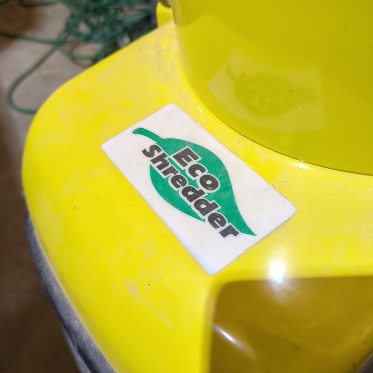 Eco shredder for leaves, branches, and clippings