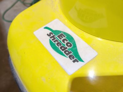 Eco shredder for leaves, branches, and clippings